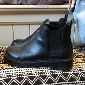 Black boots (chelsea boots) from H&M only worn a few times. Great condition!